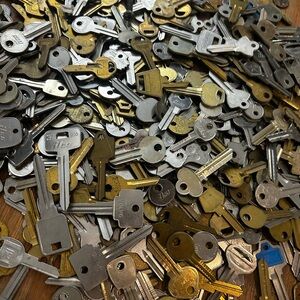 Mixed Metal Key Collection 10 PIECE LOT - vintage retro & mixed keys